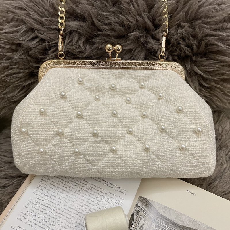 [Queen’s Jewelry Box] Refurbished/2 way elegant white roving rhombus quilted pearl large mouth gold bag - Messenger Bags & Sling Bags - Other Materials White