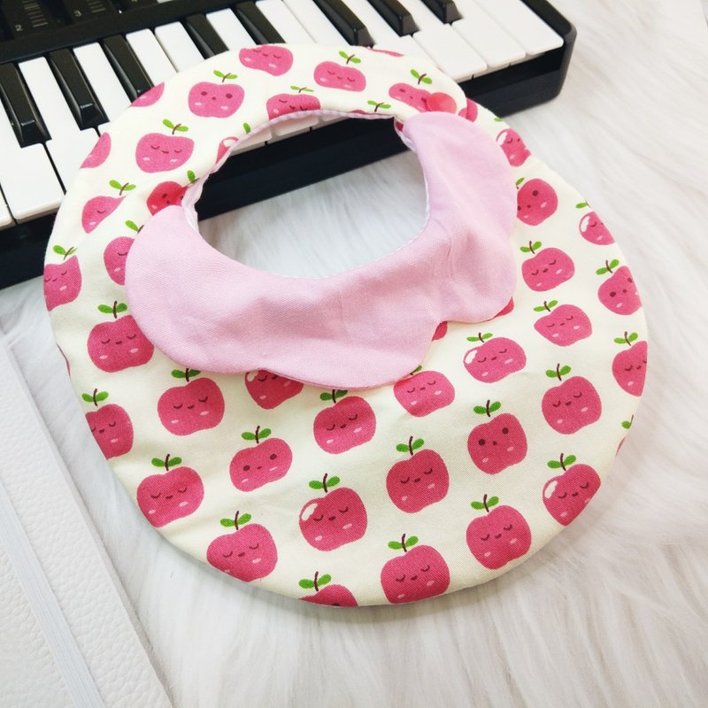 I am Little Apple Strawberry. Wave collar bib (name can be embroidered) - ผ้ากันเปื้อน - ผ้าฝ้าย/ผ้าลินิน สึชมพู