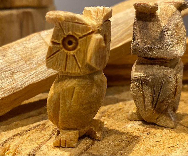 ペルーの神聖な木フクロウの像先住民族の手作りインカ神聖な木の