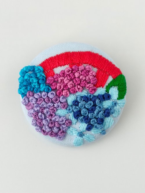 kanachankobo 鮮やかな紫陽花と太鼓橋の刺繍ブローチ