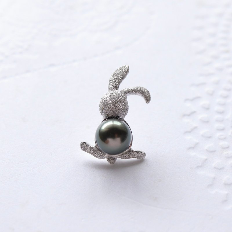 Tahitian pearl black pearl rabbit mini brooch with stardust finish - เข็มกลัด - ไข่มุก สีเงิน