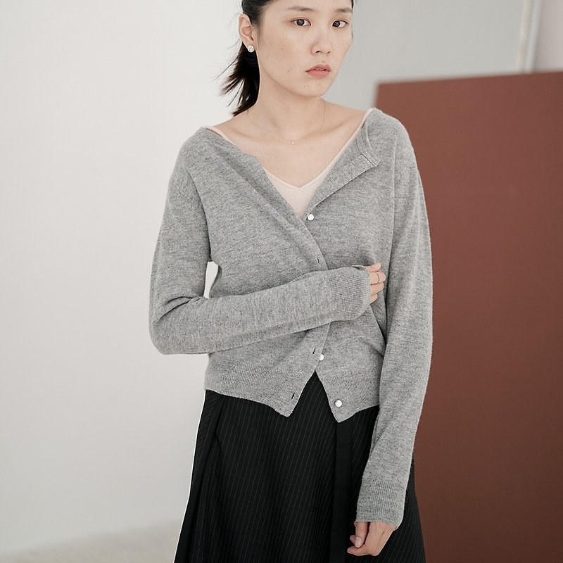 Light gray DROPS PINK button basic 100% Australian full wool sweater cardigan sweater tri-color optional Must Have soft and skin-friendly radian small round neck | vitatha 番 塔塔 - สเวตเตอร์ผู้หญิง - ขนแกะ สีเทา