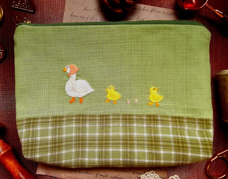 (限量)小鴨刺繡收納包-綠色 - 化妝包/收納袋 - 棉．麻 綠色