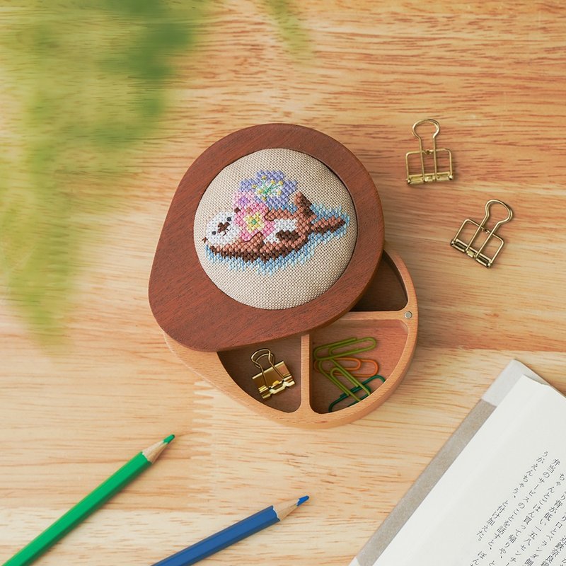 【Sea Otter】Storage Box - Cross Stitch Kit | Xiu Crafs - Knitting, Embroidery, Felted Wool & Sewing - Wood Multicolor