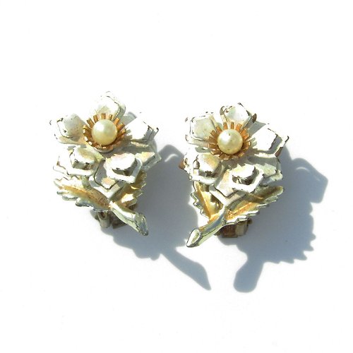 panic-art-market 60s Vintage flower motif earrings