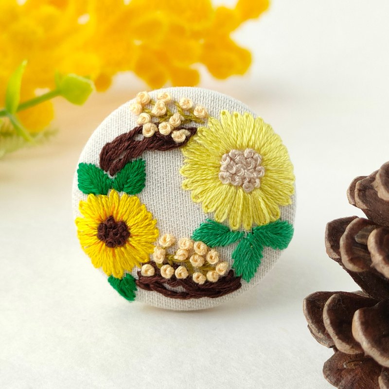 ひまわりとミモザのリース刺繍ブローチ - 胸針 - 棉．麻 黃色