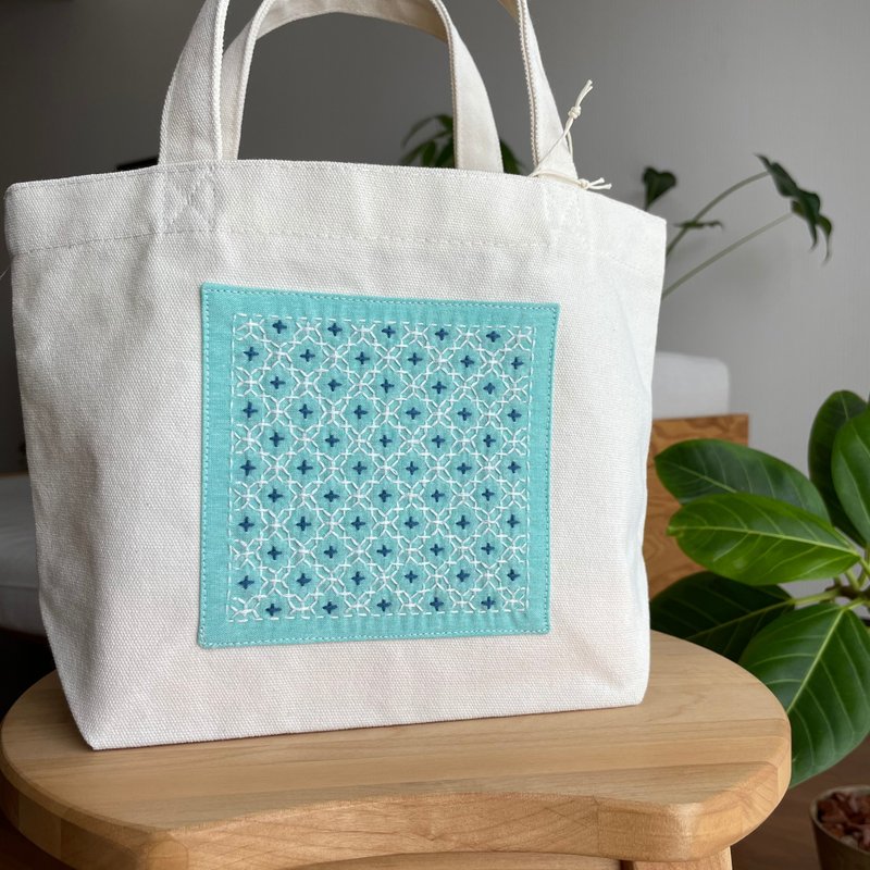 刺し子トートバッグS ミントグリーン　十字花刺し　マチ有　キャンバストート　ミニバッグ　刺繍　ハンドメイド　ちょっとお出かけ　ささやかな贈り物 - 手提包/手提袋 - 棉．麻 藍色