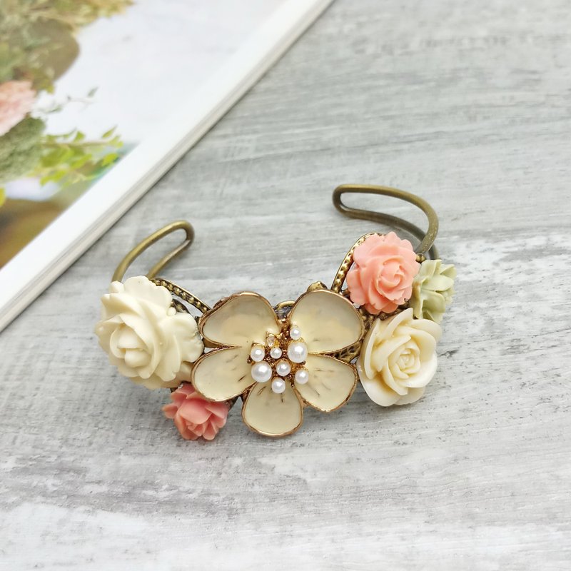 Elegant and romantic green bronze rose rose flower hand 鈪rose hand 鈪BR-018 - Bracelets - Resin Pink