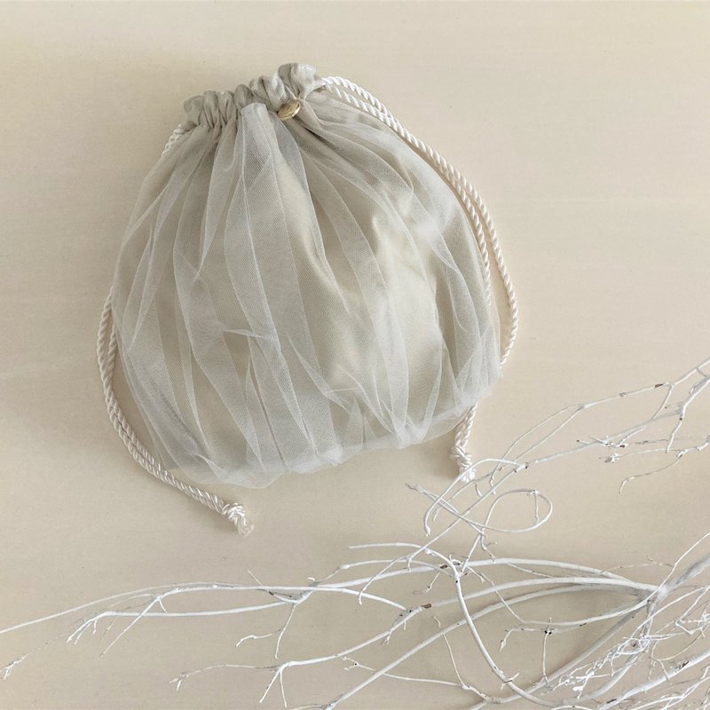 NEWオーバーチュール ギャザー巾着 アイボリーベージュ - 化妝包/收納袋 - 棉．麻 卡其色