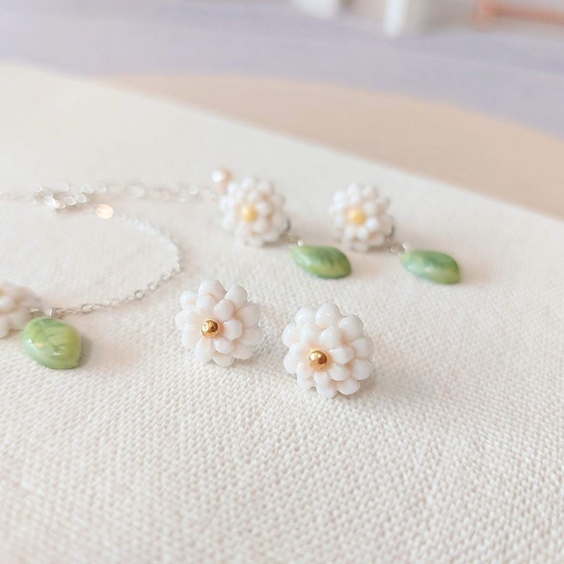 White Zinnia Flower Earrings • Shine //Silver 925 - Earrings & Clip-ons - Porcelain White