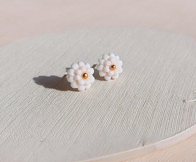 ホワイトゴールドリーフフラワークリップピアス フラワーピアス 花 花びら ホワイト パール 3連 チェーン