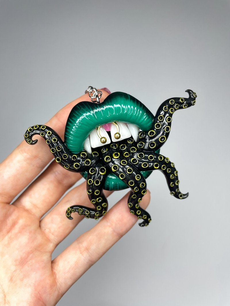 Pendant. Green lips with tentacles. - 項鍊 - 黏土 