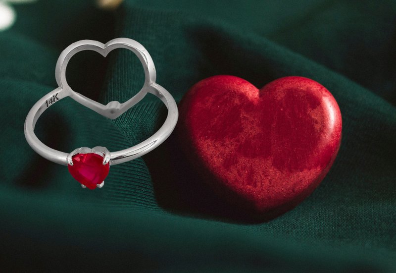 Two sides wearable love ring with heart shape ruby - 戒指 - 貴金屬 金色