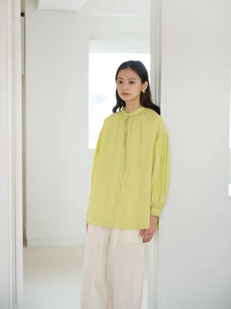 KOOW delicate pleated long-sleeved shirt light Japanese lace sleeve shirt cardigan fluorescent color - Women's Shirts - Cotton & Hemp Multicolor