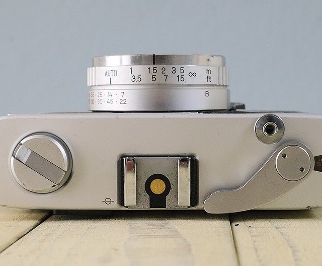 完動品】オールドフィルムカメラ コニカ KONICA C35 flashmatic S/N 744041 m037 - ショップ mi-na カメラ・チェキ  - Pinkoi