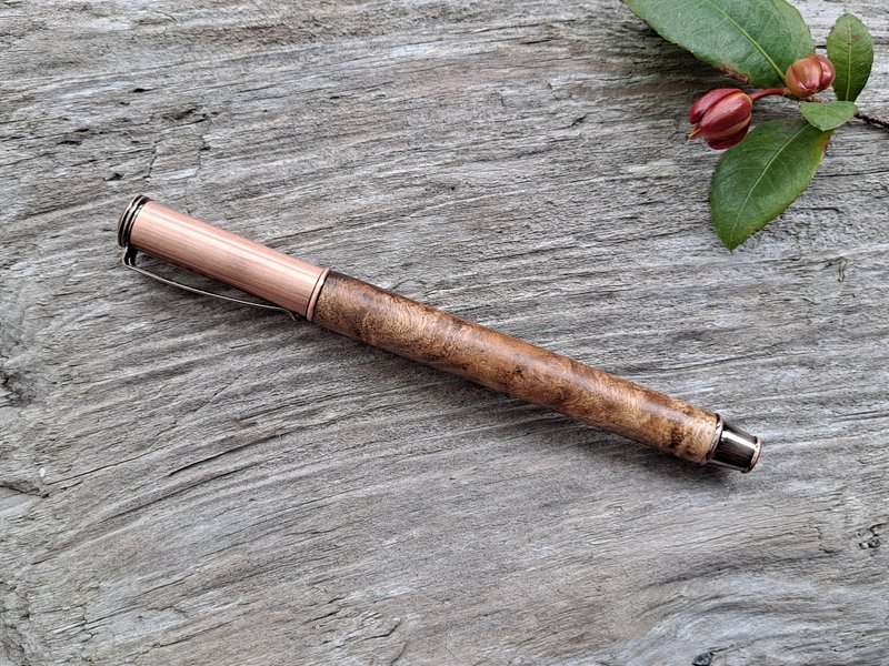 Gold camphor wood handmade pen ballpoint pen (pull-out type) - ปากกา - ไม้ 