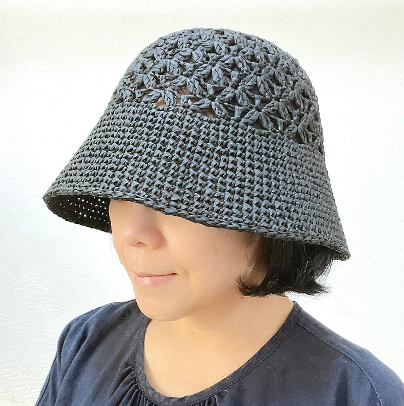 韓国風ラフィア手編みサンハットエレガントブラック折りたたみ可能 - 帽子 - サステナブル素材 ブラック