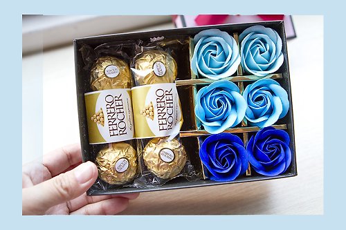 幸福朵朵 婚禮小物 花束禮物 金莎巧克力6顆入+6朵玫瑰香皂花禮盒-藍色-禮品 獎品 送禮 緞帶