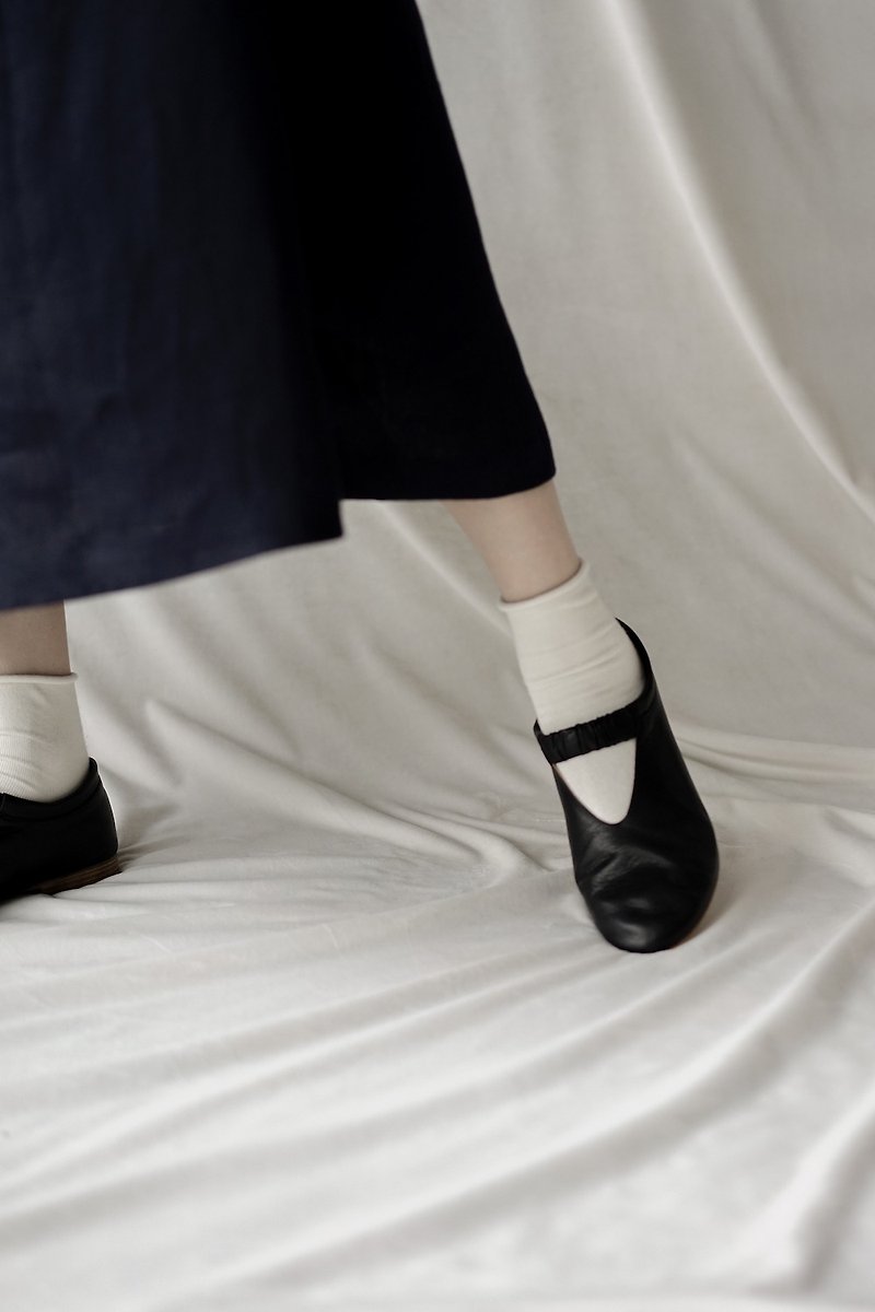 Simple and elegant soft as nothing grandma shoes slim version handmade sheepskin black - รองเท้าหนังผู้หญิง - หนังแท้ 