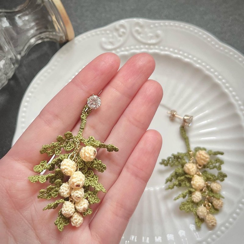 ผ้าฝ้าย/ผ้าลินิน ต่างหู หลากหลายสี - Mimosa Albizia juniper Mimosa crocheted dry flower silver925 earring Clip-On ear needle