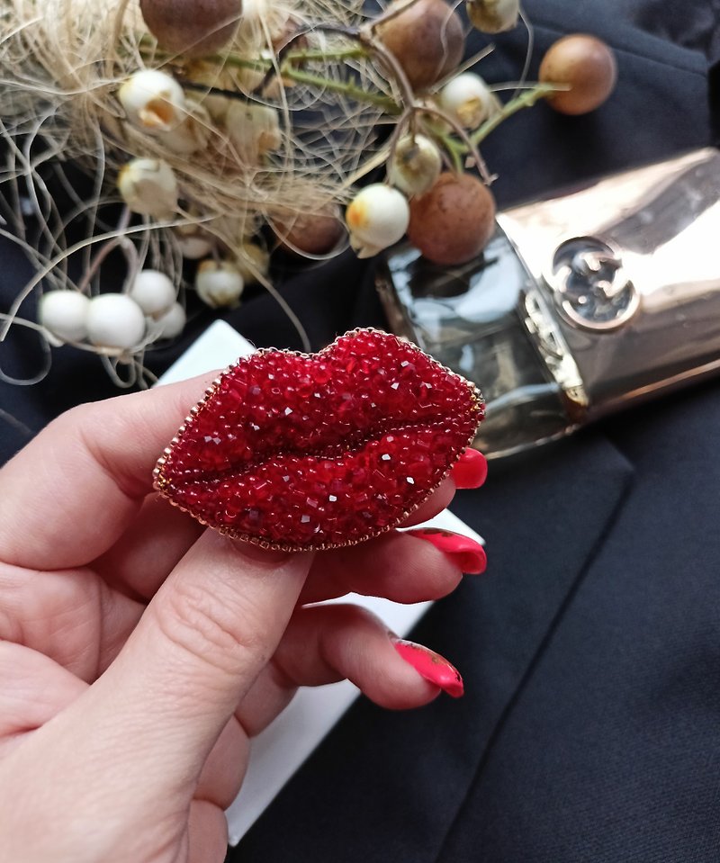 Beaded lip brooch, embroidered brooch pin as a gift to a beautician - 胸針 - 水晶 紅色