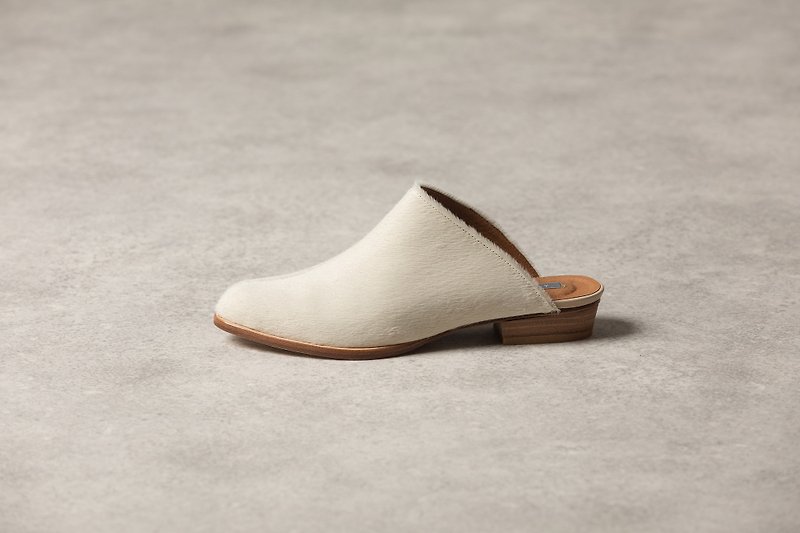 ZOODY / Lichen / handmade shoes / flat back slippers / milk white - รองเท้าแตะ - หนังแท้ ขาว