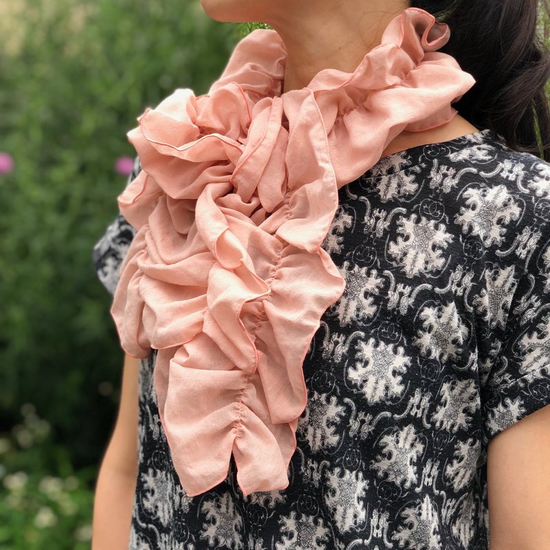 Ballett Plain Shirring Scarf Pink Very popular Soft and fluffy One-touch easy to put on scarf 100% cotton Made in Japan - ผ้าพันคอ - ผ้าฝ้าย/ผ้าลินิน สึชมพู