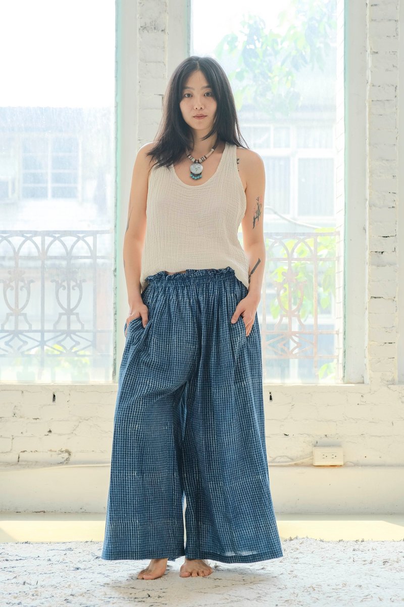 小さなチェック indigo ワイドパンツ - パンツ メンズ - コットン・麻 ブルー