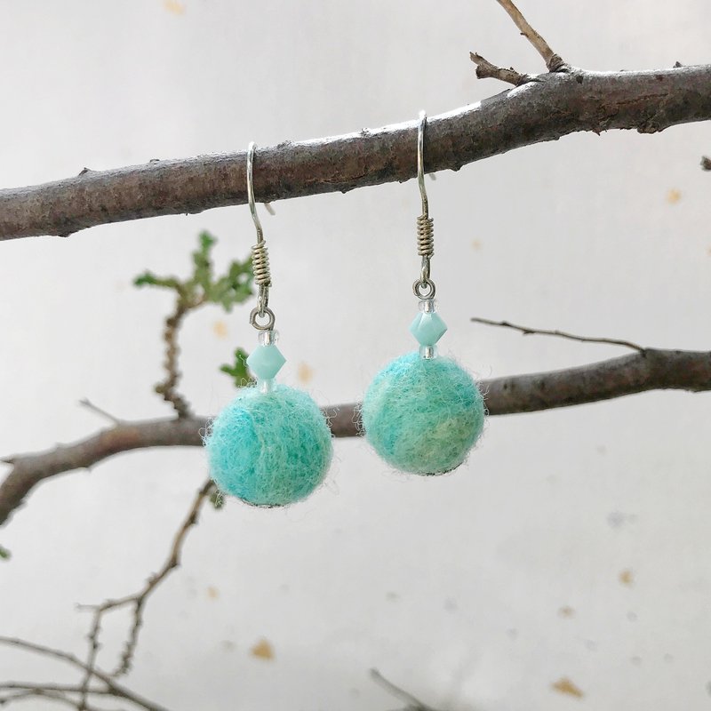 Mint - Handmade Felt Earrings with Swarovski Beads (Clip-on Available) - ต่างหู - ขนแกะ สีน้ำเงิน