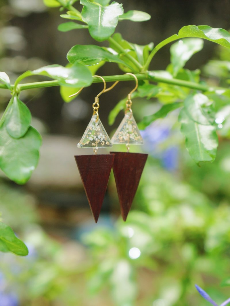 Snow Mountain-handmand Earrings with gold flakes resin and triangle wood - Earrings & Clip-ons - Wood 