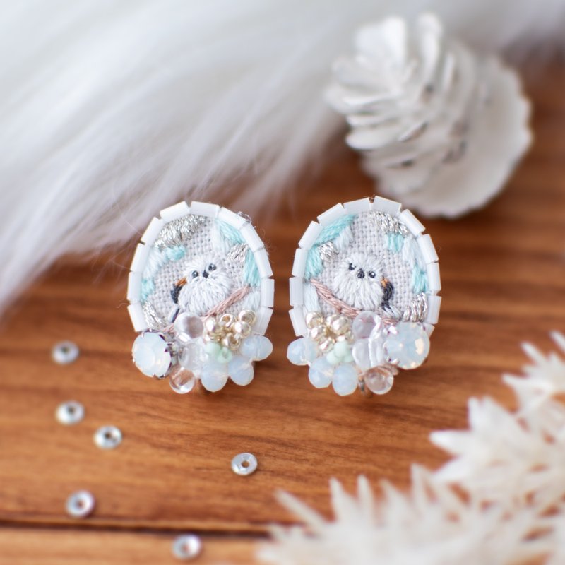 Pinkoi pre-sale Snow fairy Shimaenaga embroidered earrings/ Clip-On embroidered accessories - Earrings & Clip-ons - Thread White