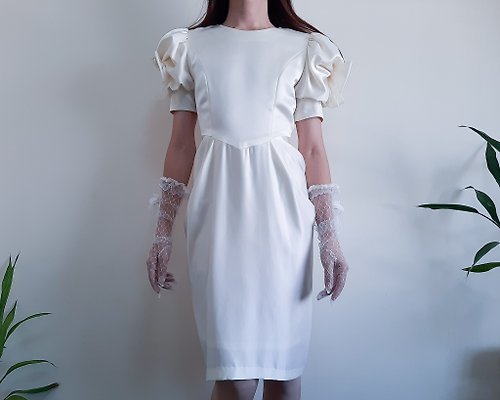 ISSARA ART GALLERY 復古80年代象牙色洋裝泡泡袖洋裝搭配蝴蝶結浪漫洋裝大蝴蝶結背裙