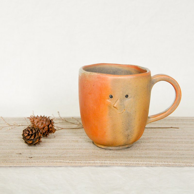 Wood fired pottery. Playful little face mug coffee cup 1 - แก้วมัค/แก้วกาแฟ - ดินเผา สีส้ม