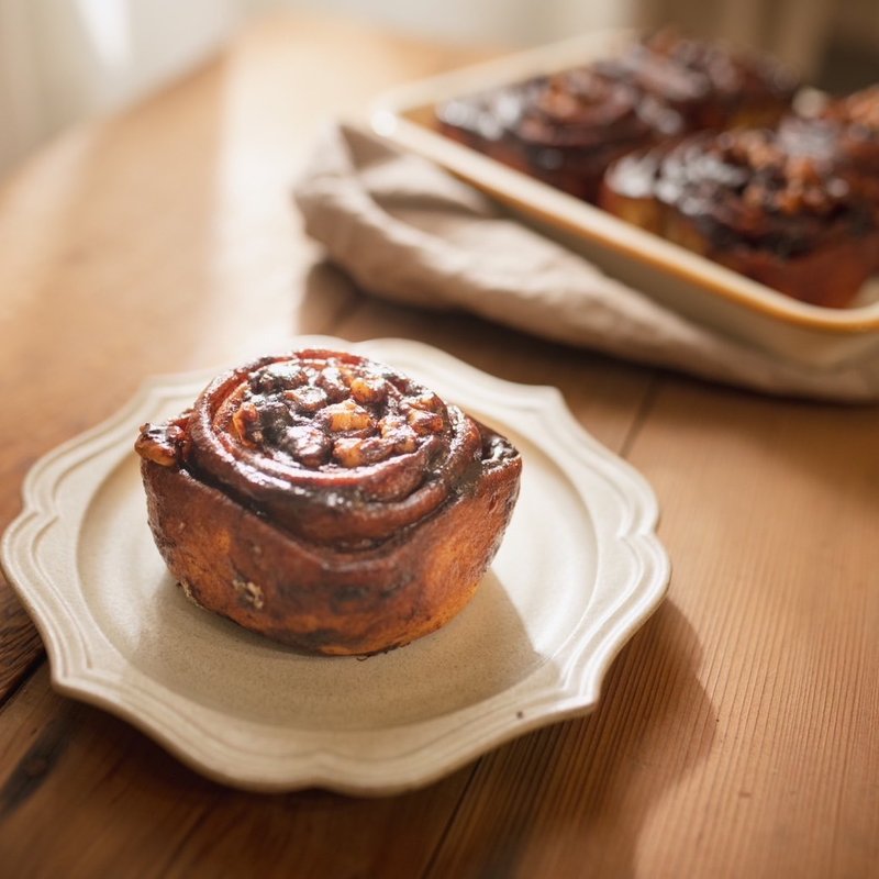 Classic walnut caramel cinnamon rolls 4 pieces - Cake & Desserts - Fresh Ingredients 