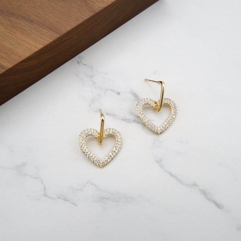 Heart earring in gold plated - 耳環/耳夾/耳骨夾 - 其他金屬 金色