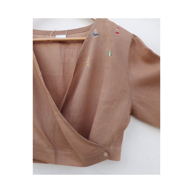 Brown linen shirt with sea pattern embroidery - 女上衣/長袖上衣 - 棉．麻 咖啡色