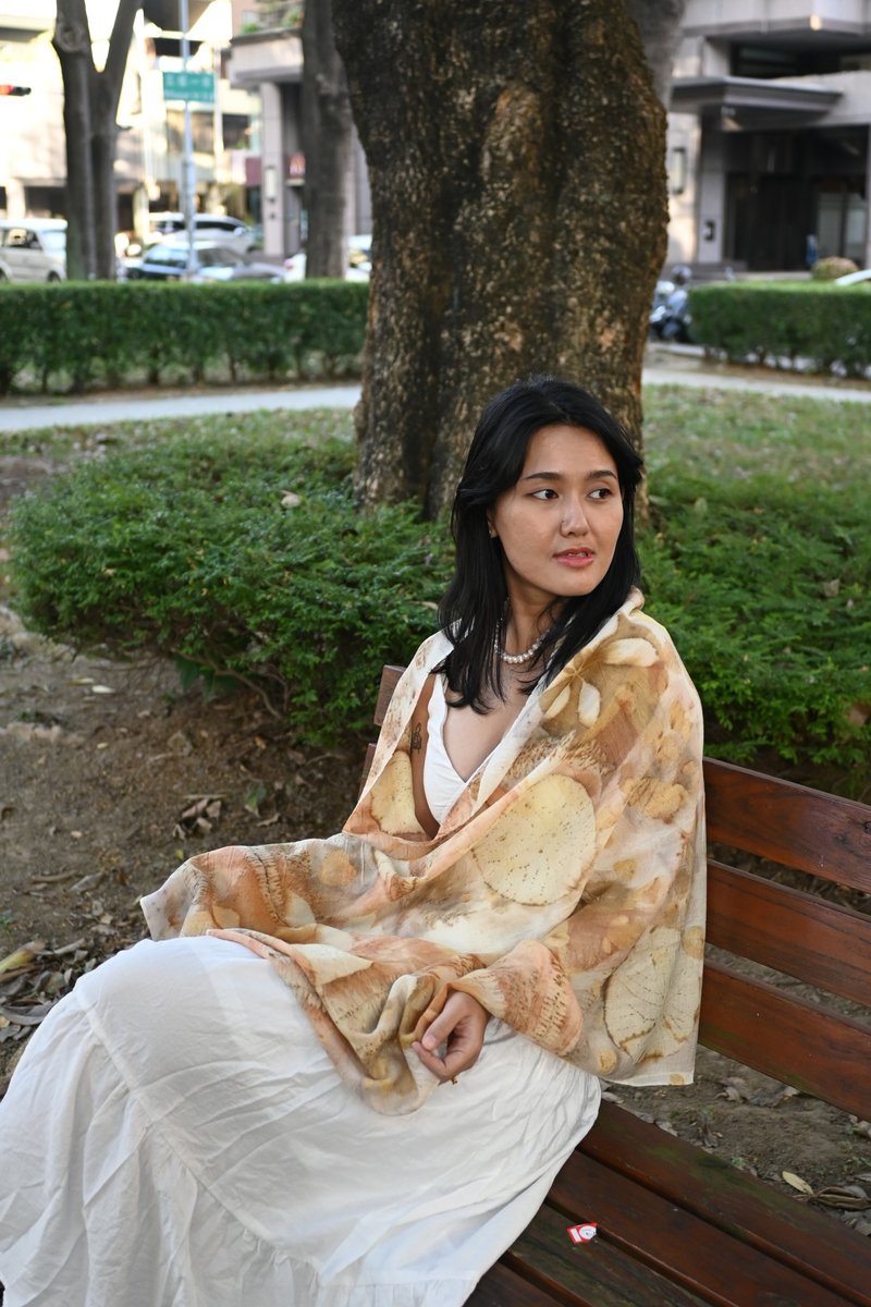 【記憶有限】EcoPrint 花葉移印 圍巾-淡茶 - 圍巾/披肩 - 羊毛 多色