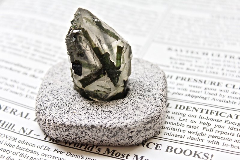 Shishi SHIZAI - White Crystal Green Bi symbiotic ore - with base - Items for Display - Gemstone Black