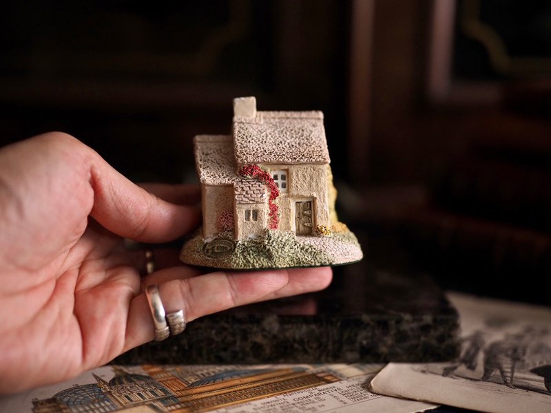 British handmade cute decorative cottage J - Items for Display - Porcelain 