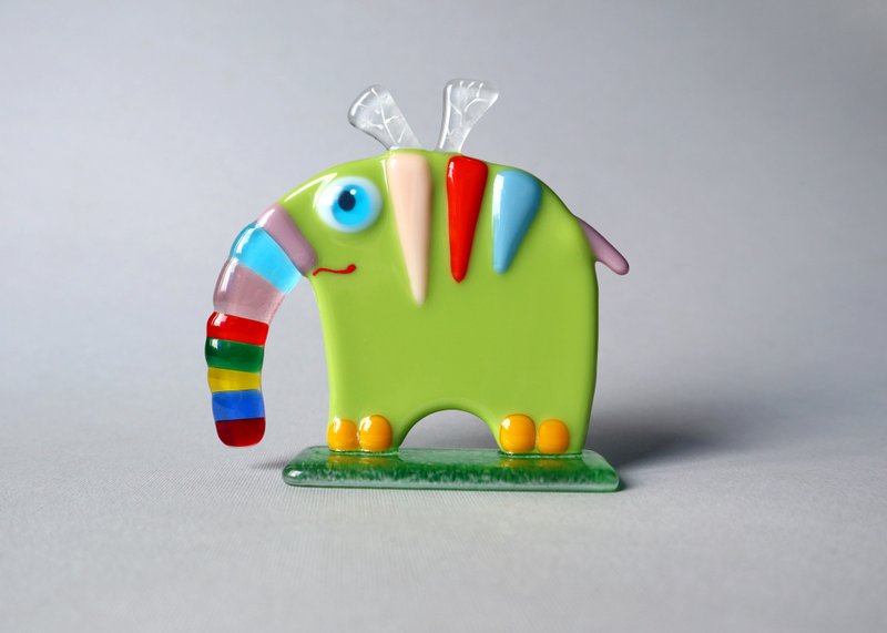 Figurine fused glass flying elephant statuette, desk accessories, funny gift. - 玩偶/公仔 - 玻璃 多色