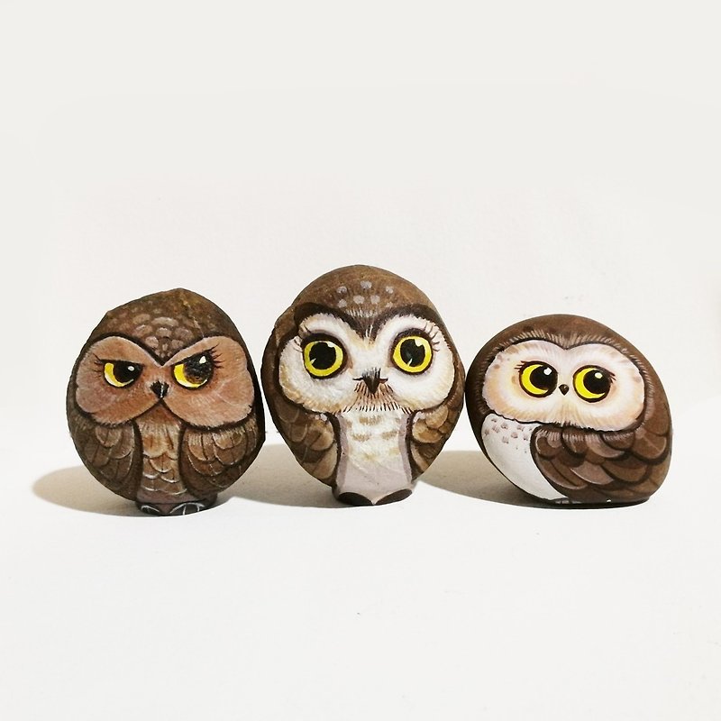 Owls Gang stone painting original art. - ตุ๊กตา - หิน สีนำ้ตาล
