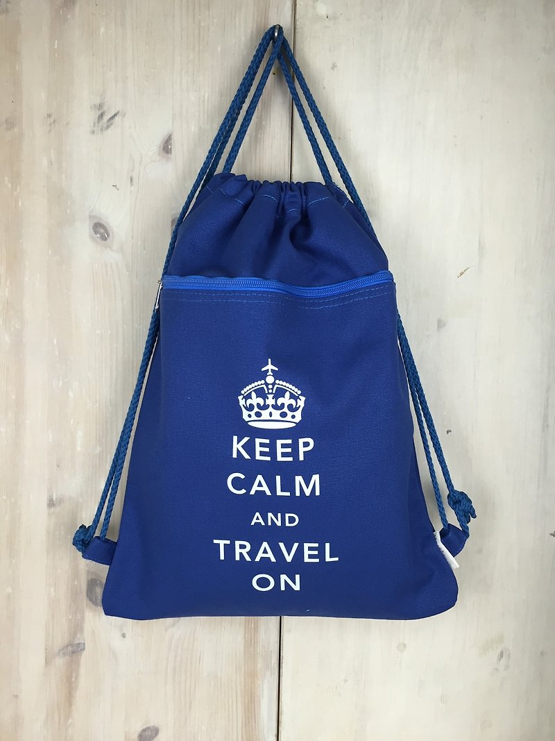 Keep Calm & Travel On Drawstring Backpack (Blue) - กระเป๋าหูรูด - ผ้าฝ้าย/ผ้าลินิน สีน้ำเงิน