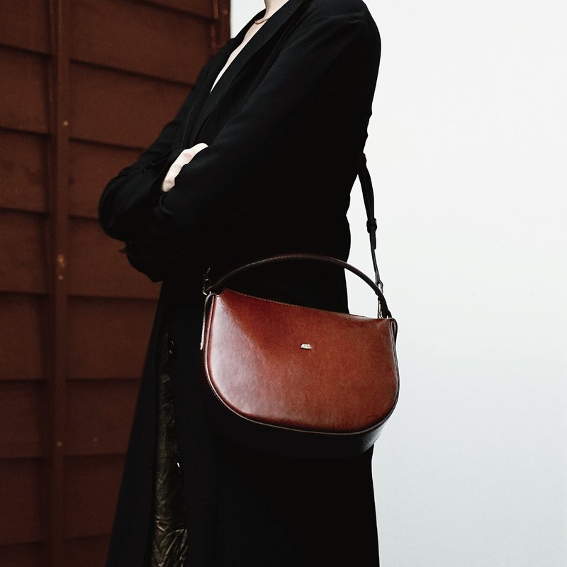 Anniversary【SOBDEALL】saddle type portable cross-body bag - กระเป๋าเป้สะพายหลัง - หนังแท้ สีนำ้ตาล