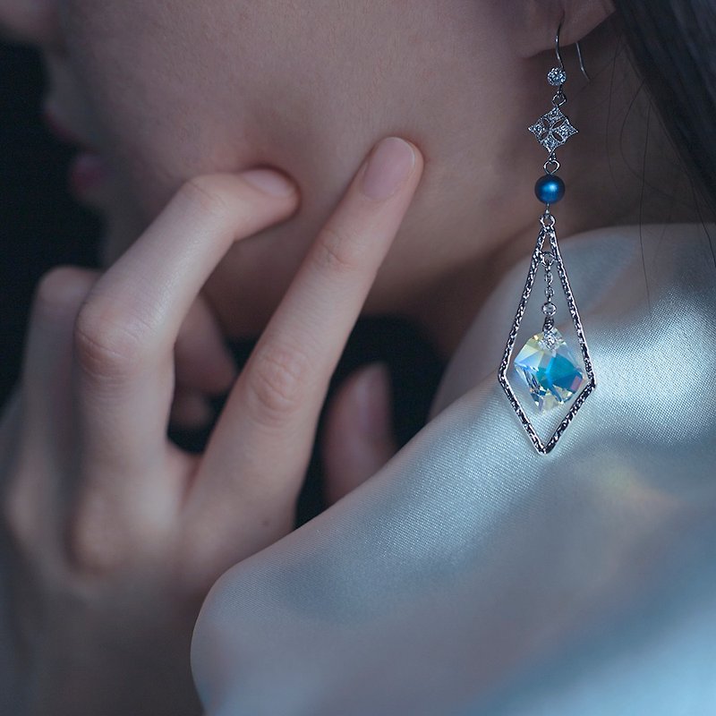 【Psyche‧赛吉】Geometric Polygonal Color Changing Crystal Earrings Anti-allergic Girlfriend Valentine's Day Gift - Earrings & Clip-ons - Crystal Blue