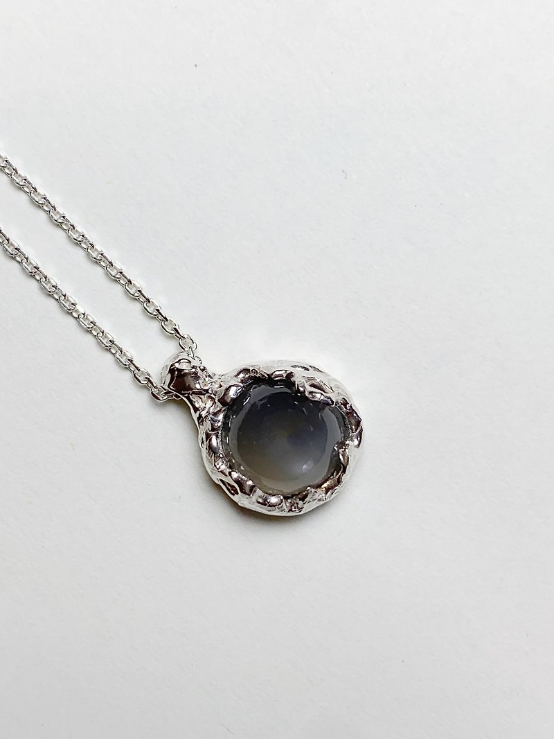 Round Gray Moonstone Eclipse Necklace - สร้อยคอ - เครื่องประดับพลอย สีเทา