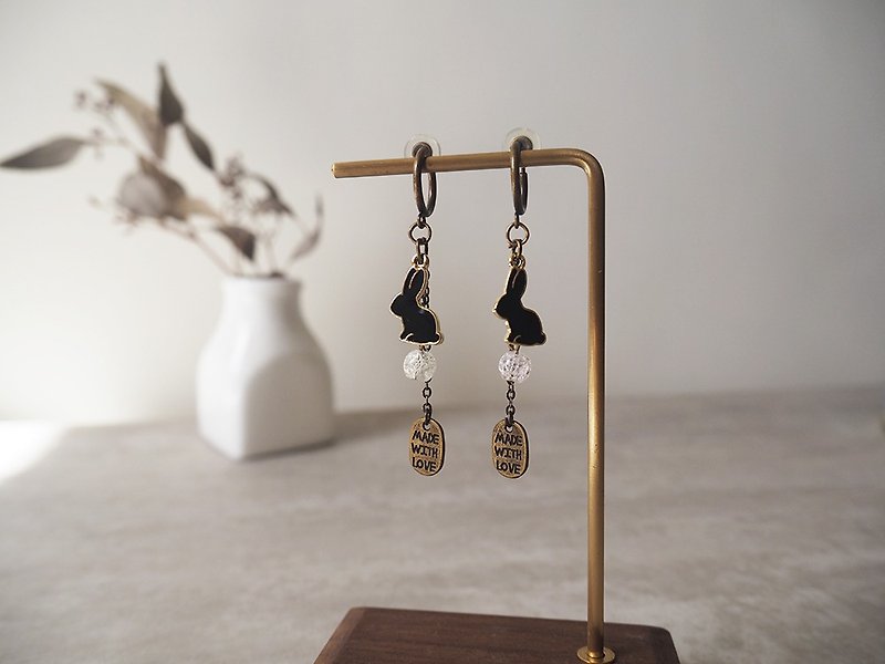 Black rabbit and white rabbit dangling clip-on earrings can be changed to ear hook P75 - ต่างหู - โลหะ สีเงิน