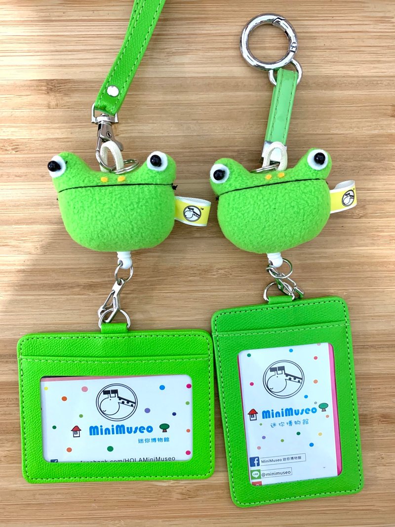 MiniMuseo Mini Museum Flat Face Croaking Frog Plush Retractable Certificate Set Ticket Card Holder - ที่ใส่บัตรคล้องคอ - ผ้าฝ้าย/ผ้าลินิน สีเขียว