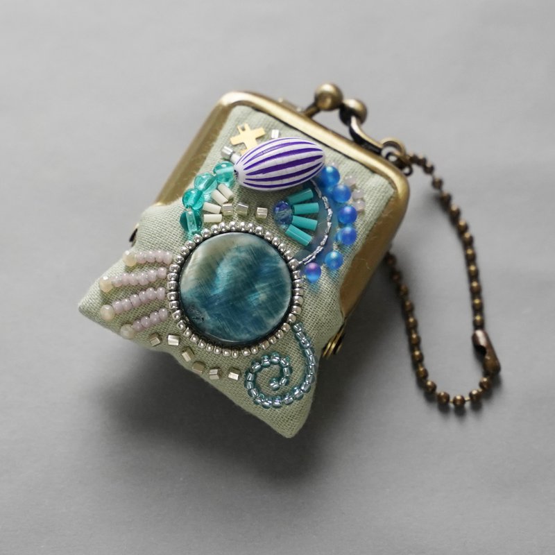 A small beaded embroidered purse that kiss lock bag as a necklace or bag charm. Green. Gift. Accessory case. - พวงกุญแจ - ผ้าฝ้าย/ผ้าลินิน สีเขียว