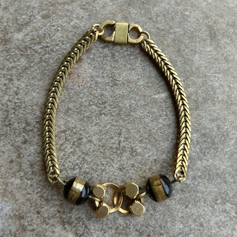 Brass Bracelet with Vintage African Beads - สร้อยข้อมือ - โลหะ 