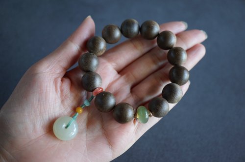 Angel's tears 天使之淚 Jewelry Design 天然沈香珠/沉香珠 和田玉平安扣設計單圈手串手持fs